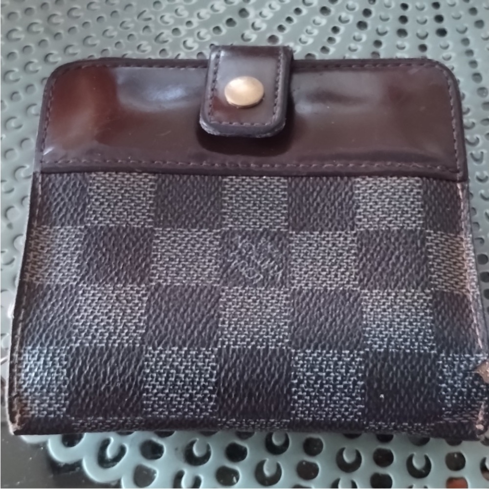 Louis Vuitton small zip wallet. Great size for any occasion and bag